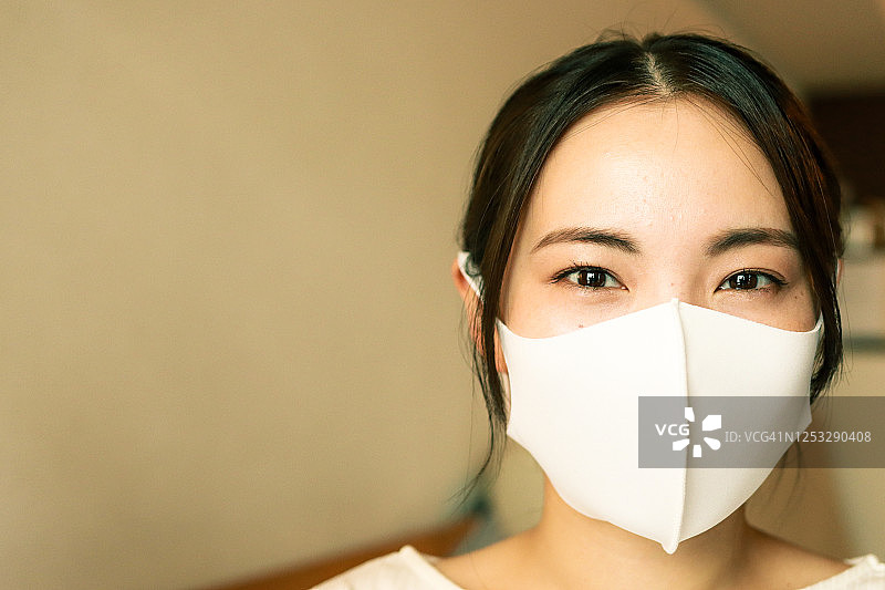 戴防护口罩的亚洲女性图片素材