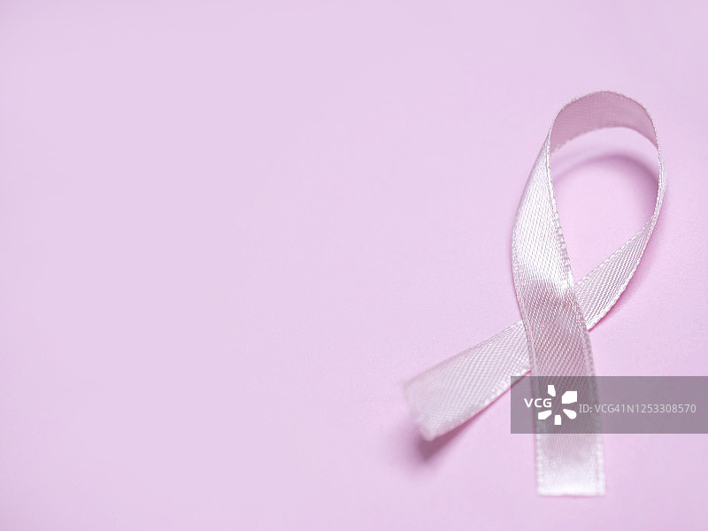 粉色背景上的粉色丝带图片素材