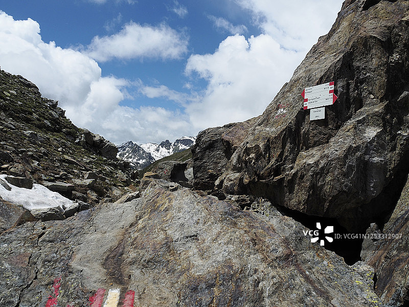 福尔马扎山谷加洛山口小路沿线的指示牌图片素材