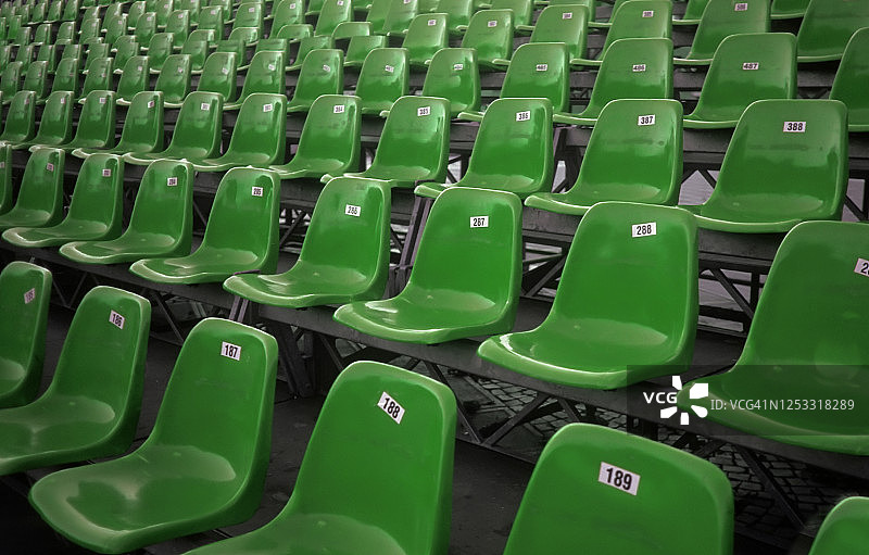 空的绿色编号椅子图片素材