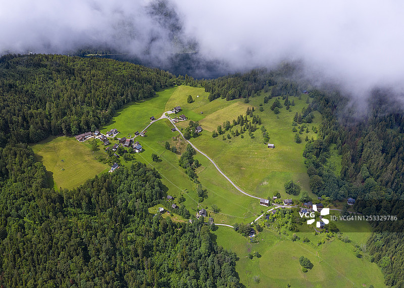 带农场的山村，特雷森萨特尔，奥地利阿尔卑斯山全景，萨尔茨卡默古特，奥塞兰，奥地利图片素材