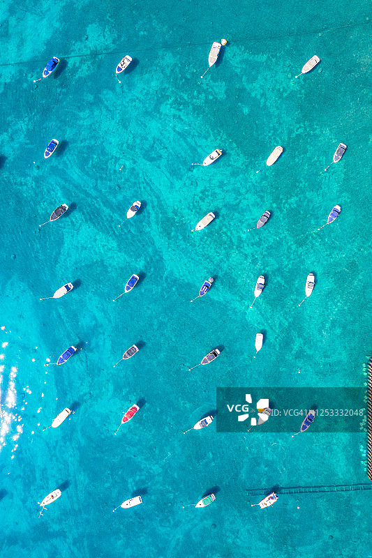 停靠在加利福尼亚州太浩湖的船只图片素材