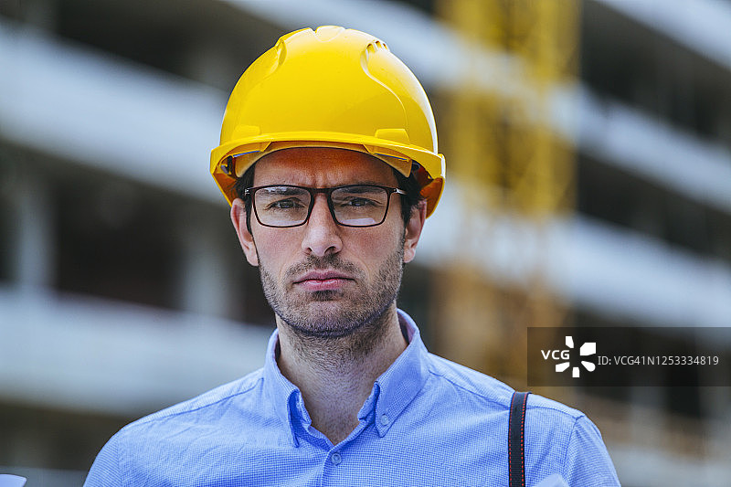 戴着安全帽的专业建筑师的特写照片图片素材