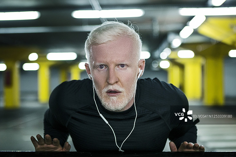 做俯卧撑的白化病男人的画像图片素材