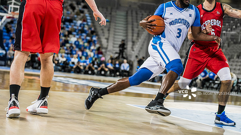 篮球运动员争球图片素材