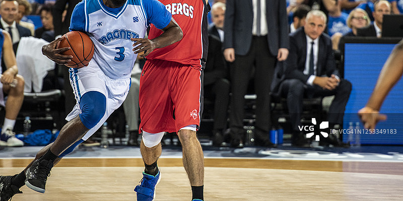 篮球运动员争球图片素材