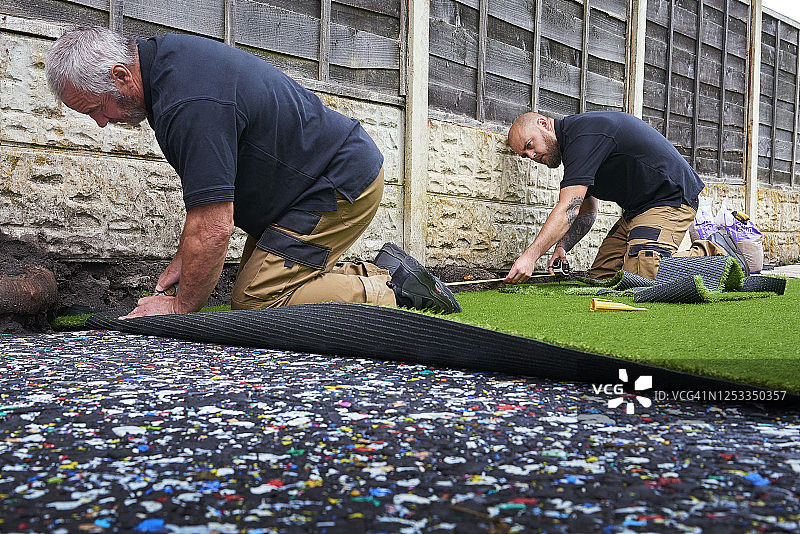 修剪人造草坪边缘图片素材