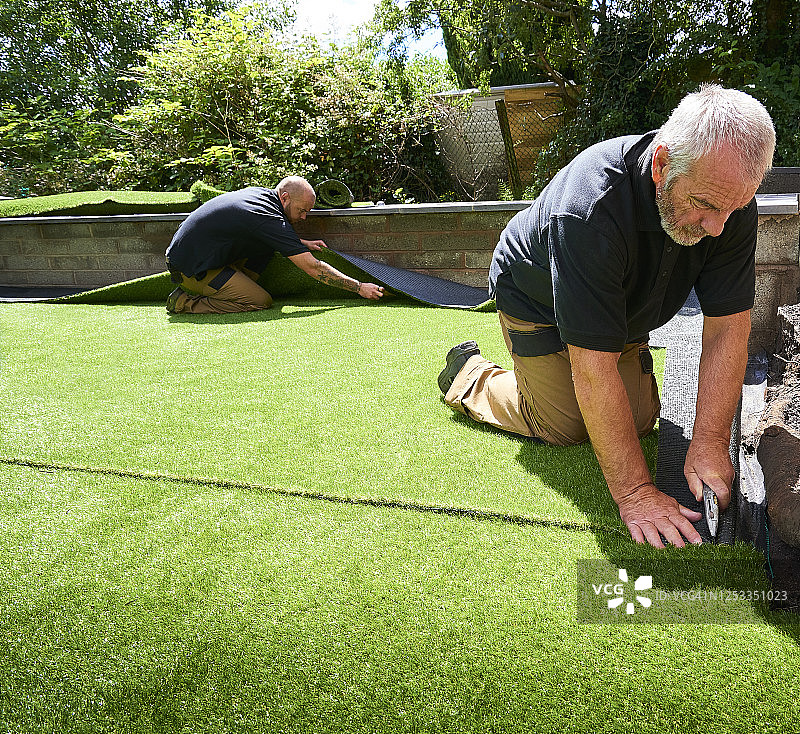 切割人造草的边缘图片素材