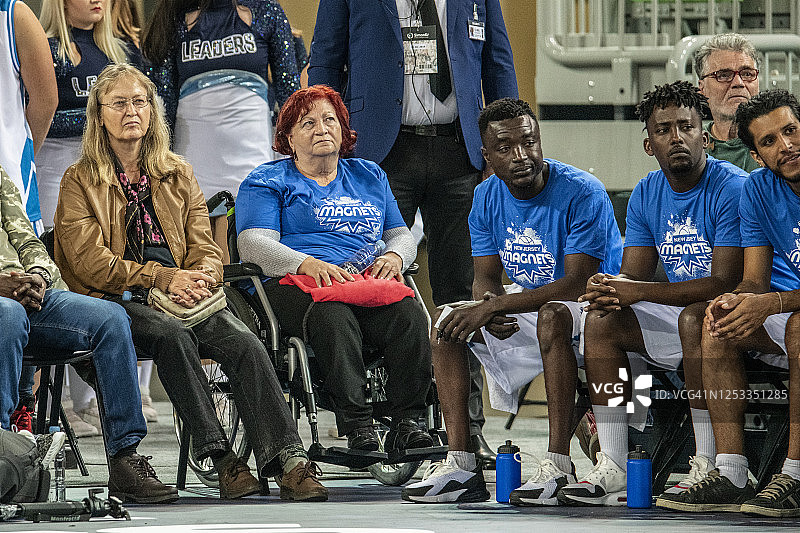 观众和队友观看比赛图片素材