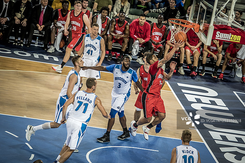 篮球运动员瞄准篮筐投篮图片素材