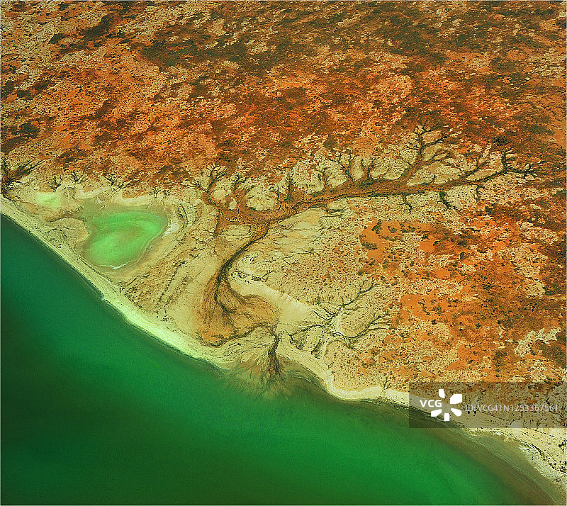 罕见冬季洪水期的艾尔湖鸟瞰，澳大利亚南部图片素材