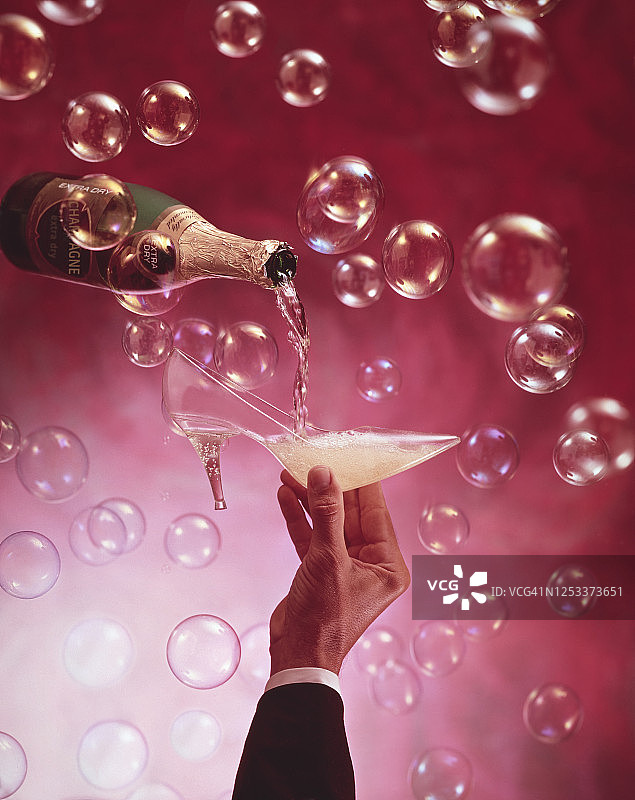 倾倒香槟图片素材