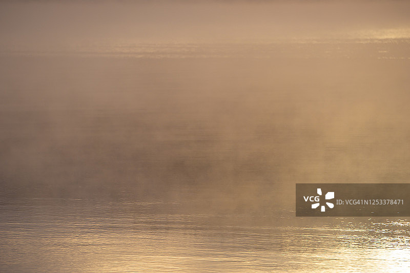日落时水面上的淡淡薄雾图片素材