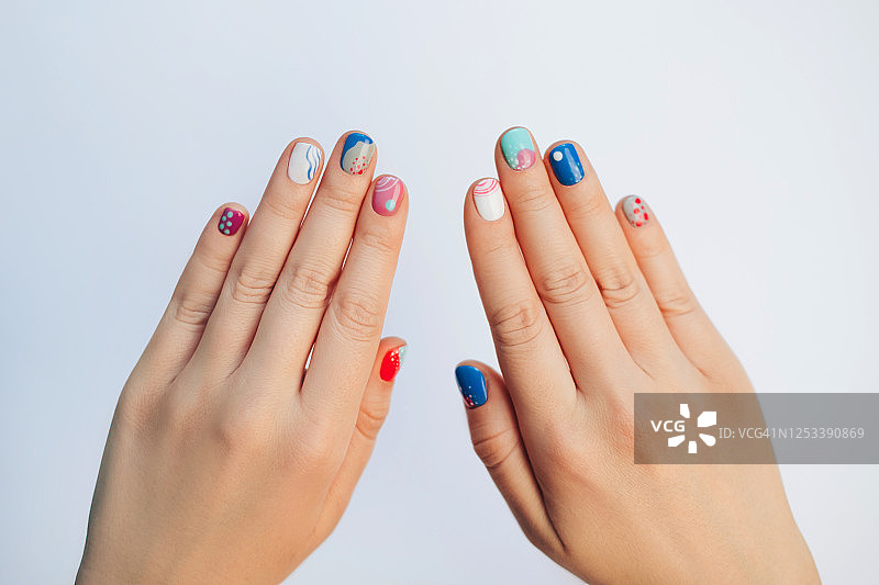 俏皮的抽象夏季美甲图片素材