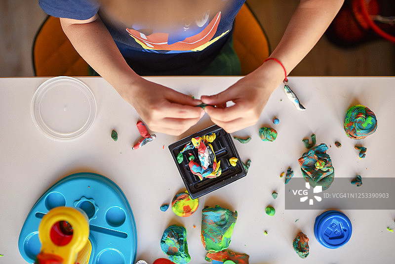 小男孩玩橡皮泥图片素材