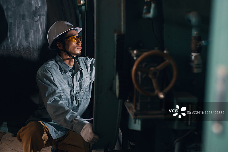 日本的蓝领工厂工人肖像图片素材