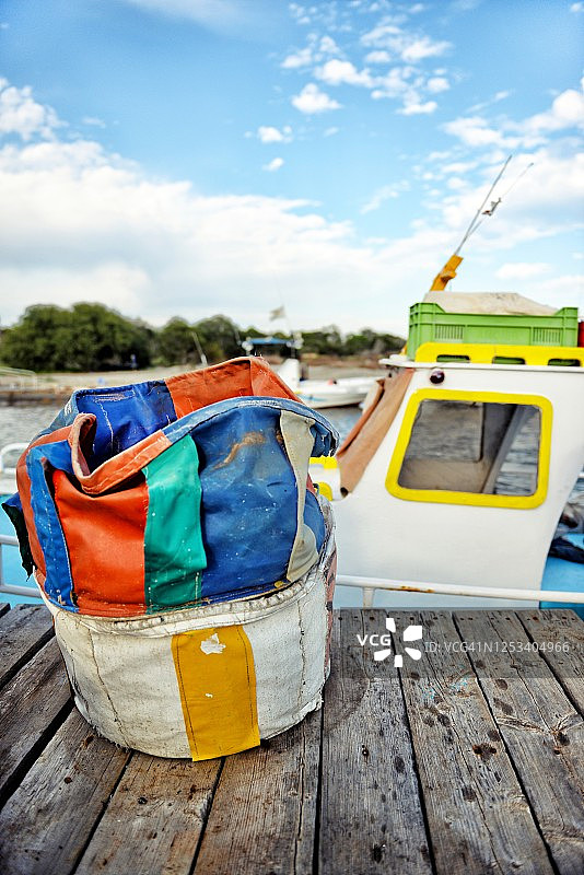 欧洲塞浦路斯利奥佩特里村的渔船和甲板图片素材