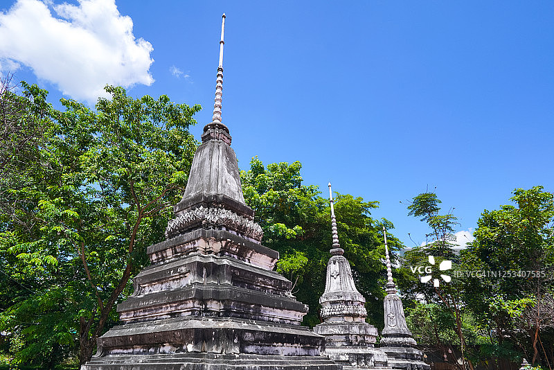 夏季泰国的三座古老佛塔图片素材