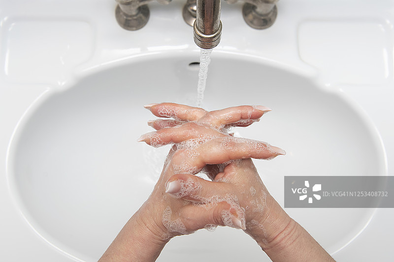 女人在流动的水下洗手图片素材