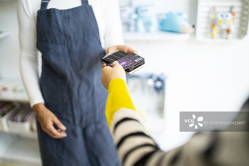 在纪念品商店的无接触支付图片素材