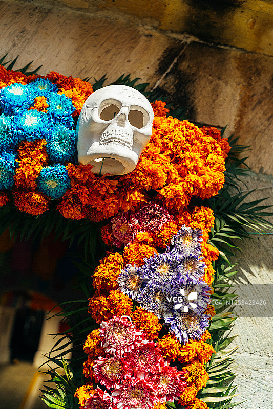 拱门装饰着干花和头骨，庆祝瓦哈卡亡灵节（墨西哥瓦哈卡州）图片素材