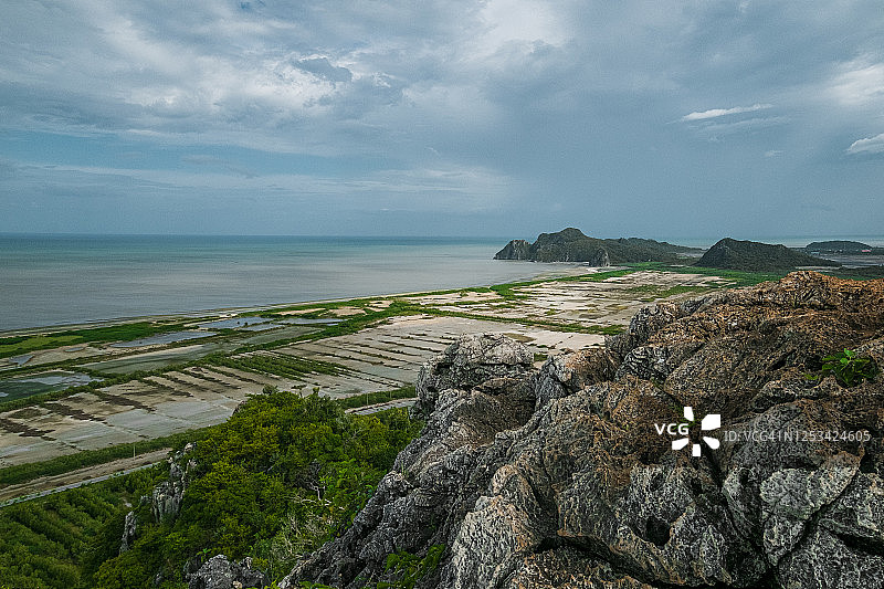 泰国巴蜀府三百峰国家公园的石灰岩山和红树林图片素材