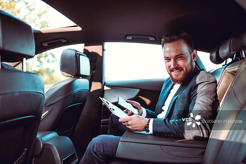 旅途中为会议做准备的微笑商务男士图片素材