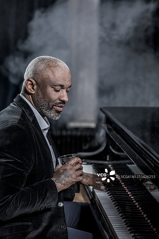 弹钢琴的男人图片素材