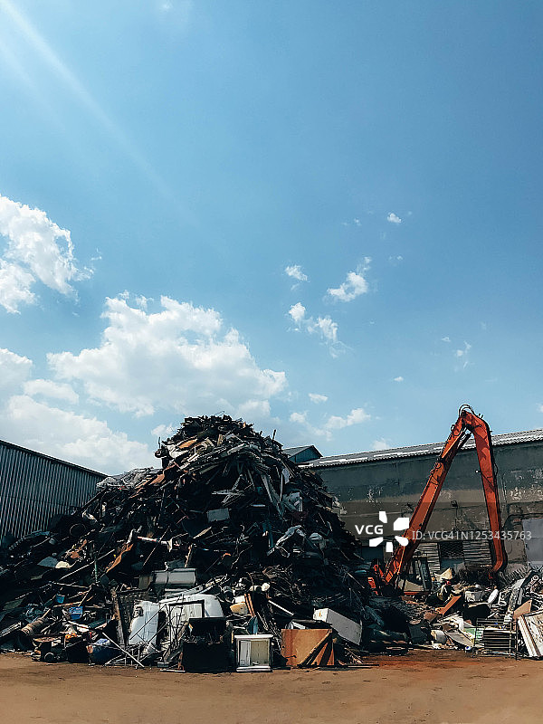 大型废金属堆与起重机图片素材