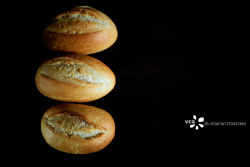 家庭烘焙：带复制空间的面包卷图片素材