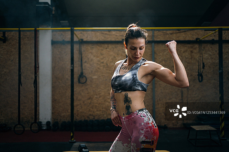 健身房里的健壮女人图片素材