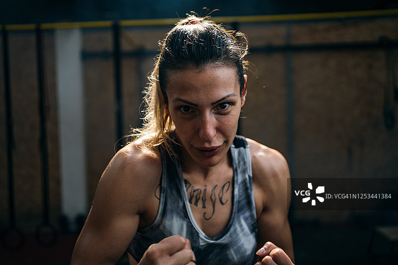年轻女拳击手进行影子拳击训练图片素材