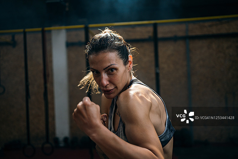 年轻女拳击手进行影子拳击训练图片素材