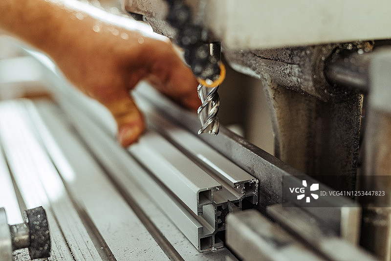 在钻机上工作的金属工业雇员图片素材