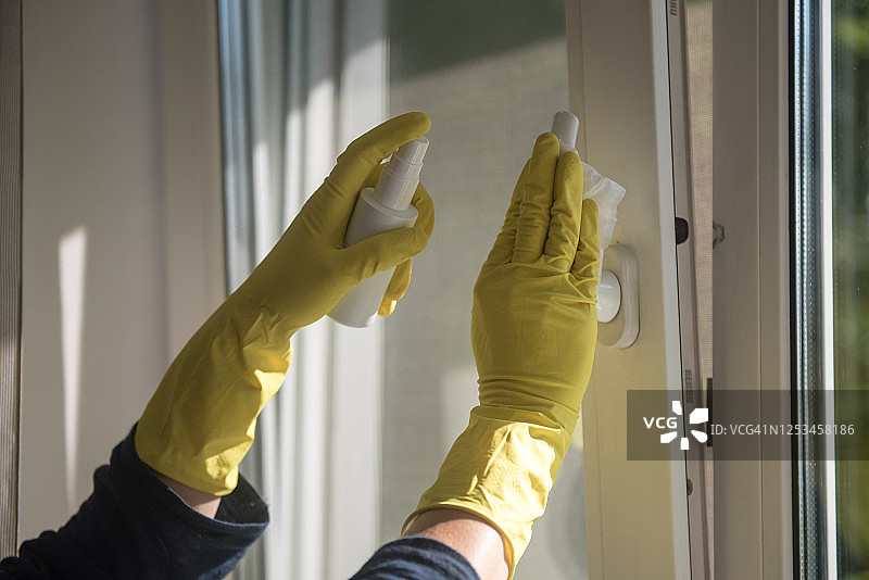 擦拭窗户把手图片素材