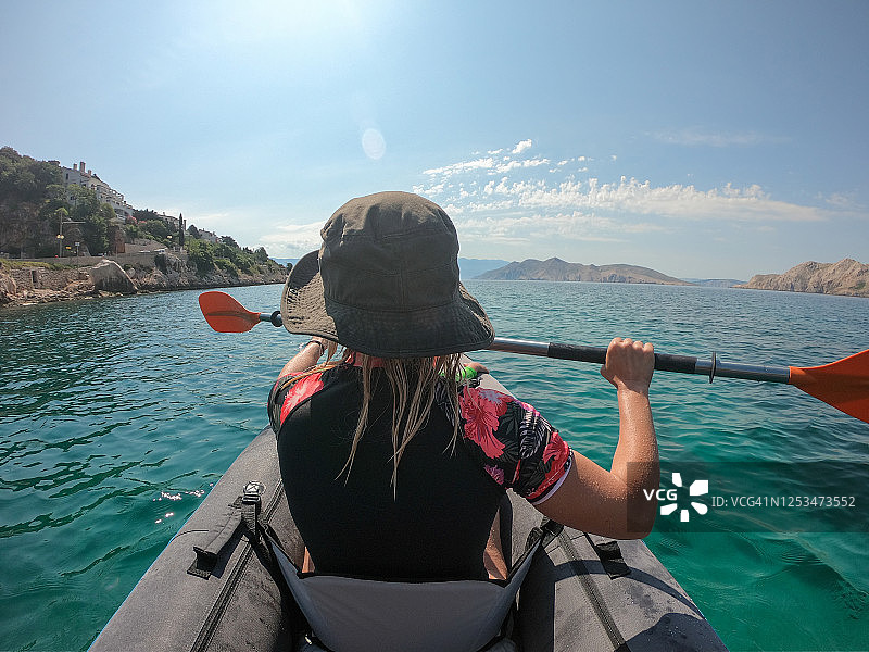 年轻女子海上皮划艇（GoPro拍摄）图片素材