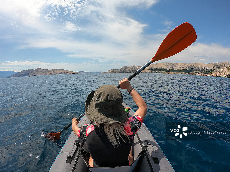 年轻女子海上皮划艇（GoPro拍摄）图片素材