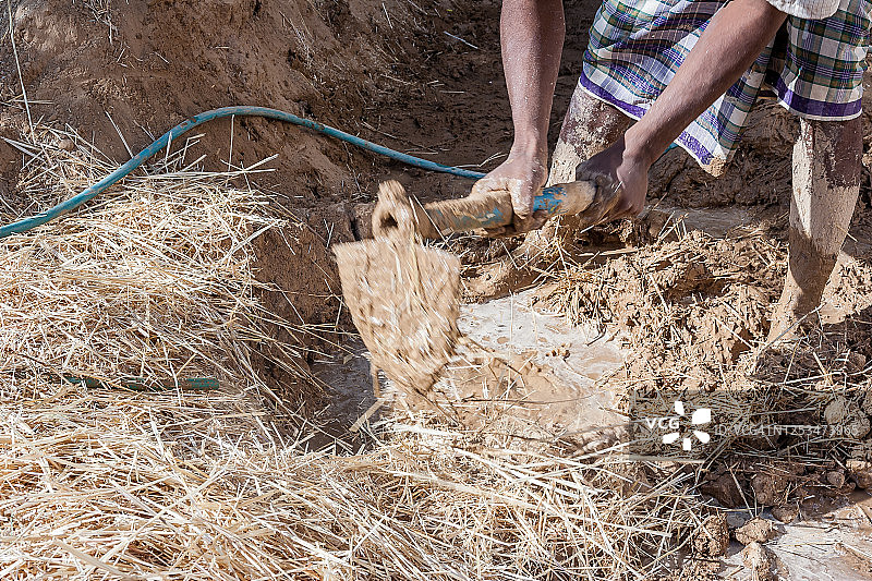 准备泥砖以建造墙壁图片素材