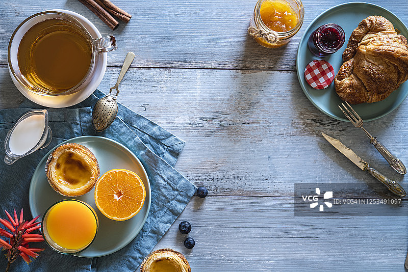 早餐茶、牛角包、蛋挞与橙汁图片素材