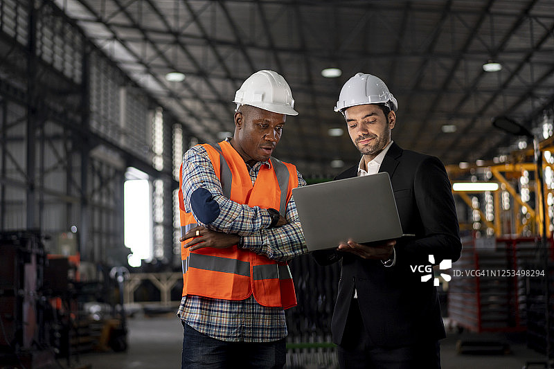 微笑的首席执行官与工业工程师击掌图片素材