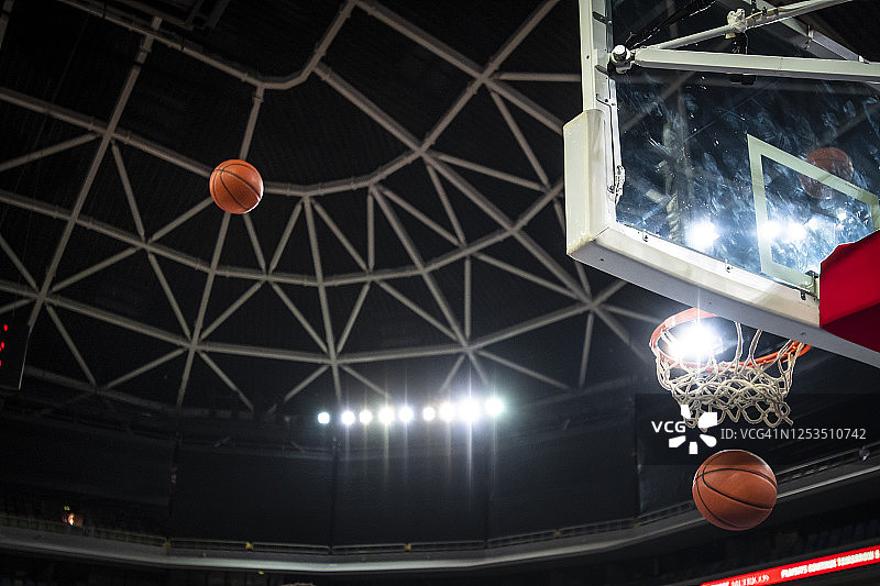 篮筐中的篮球图片素材