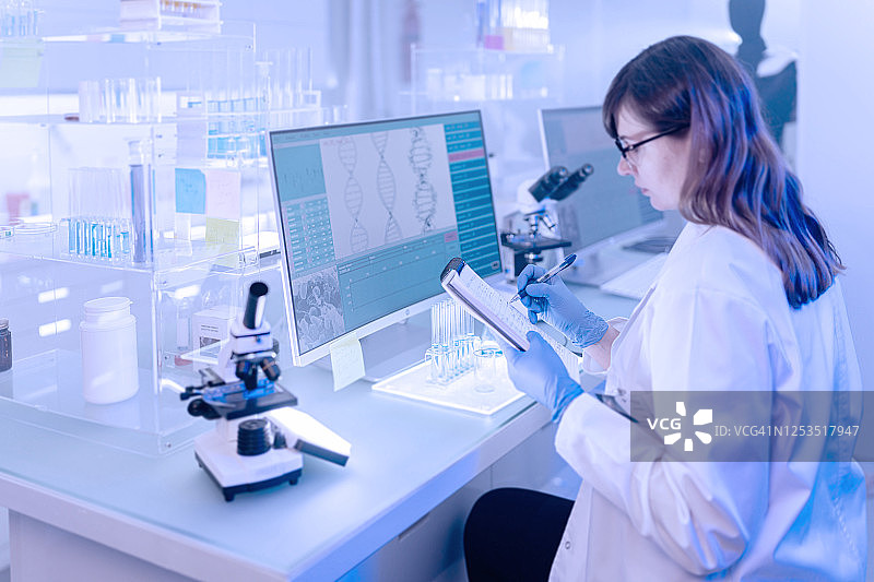 工作中的女科学家：人体外骨骼项目图片素材