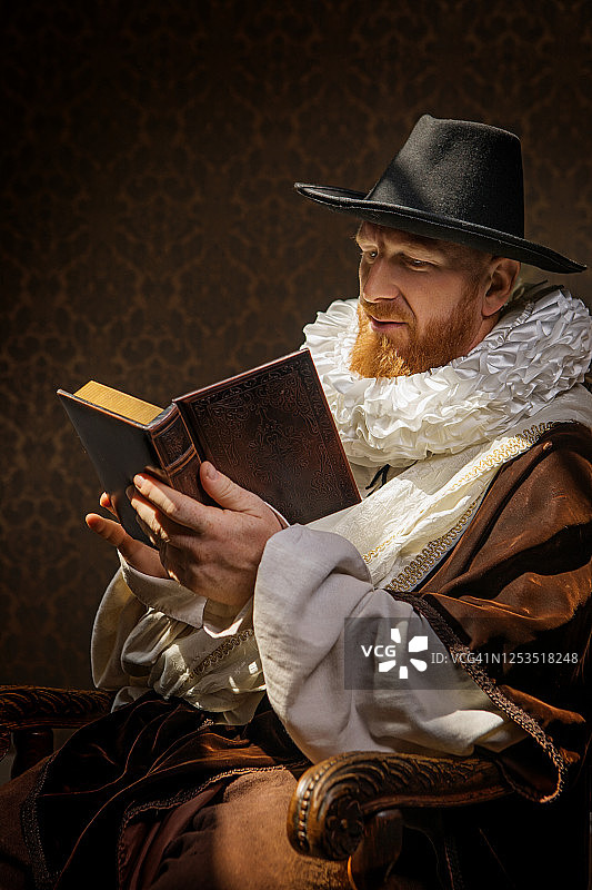 阅读书籍的荷兰传统红发男人图片素材