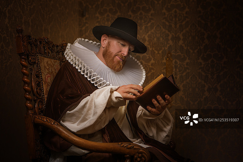 阅读书籍的荷兰传统红发男人图片素材