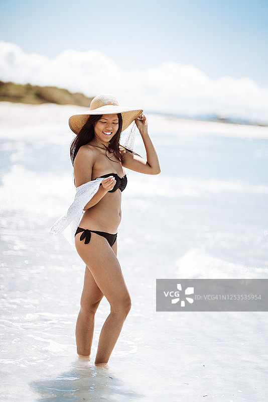 在海滩上的亚洲女性肖像图片素材