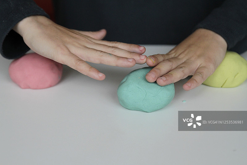 儿童玩橡皮泥图片素材