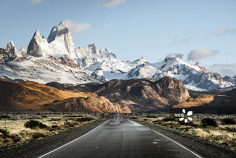 前往阿根廷巴塔哥尼亚菲茨罗伊山脉的道路图片素材