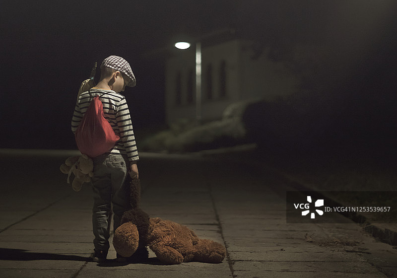 带着行李和泰迪熊的离家出走的小孩图片素材