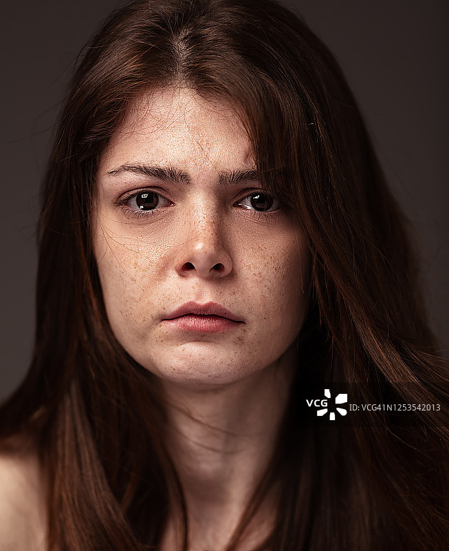 哭泣的雀斑少女图片素材