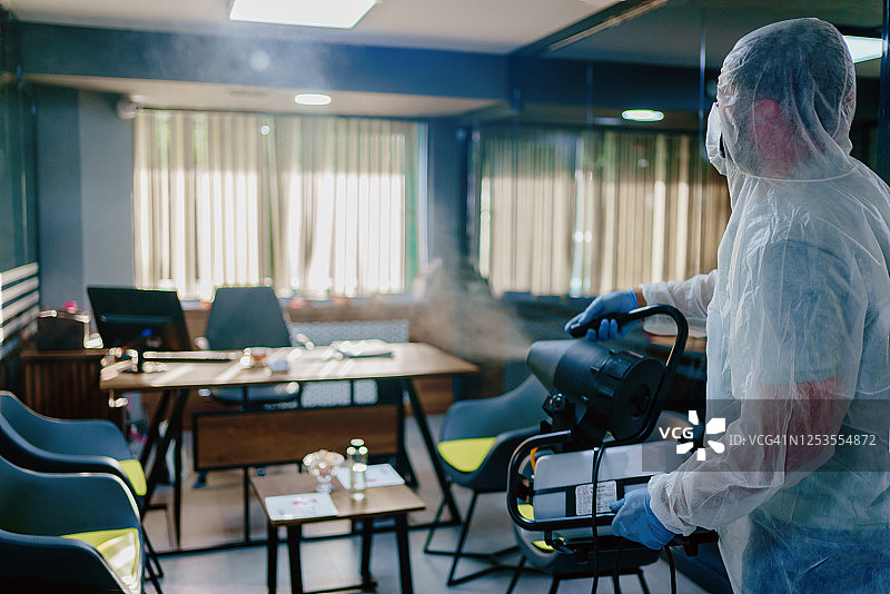 新冠疫情期间的办公室消毒图片素材